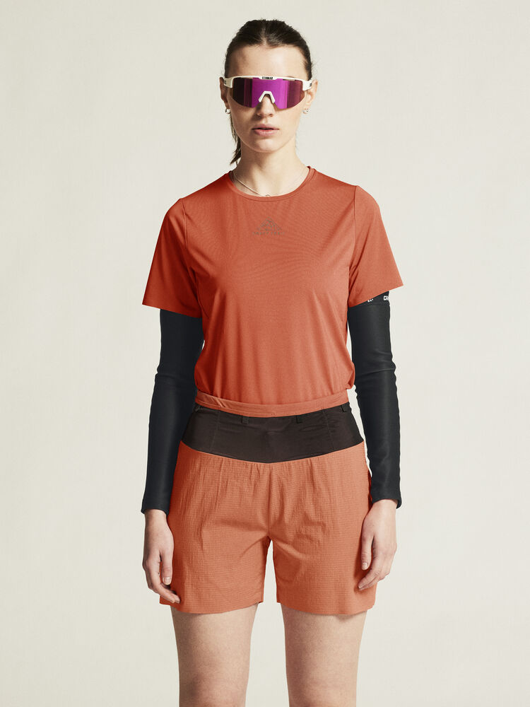 Laden Sie das Bild in Galerie -Viewer, {Lady Pro Trail Tee
