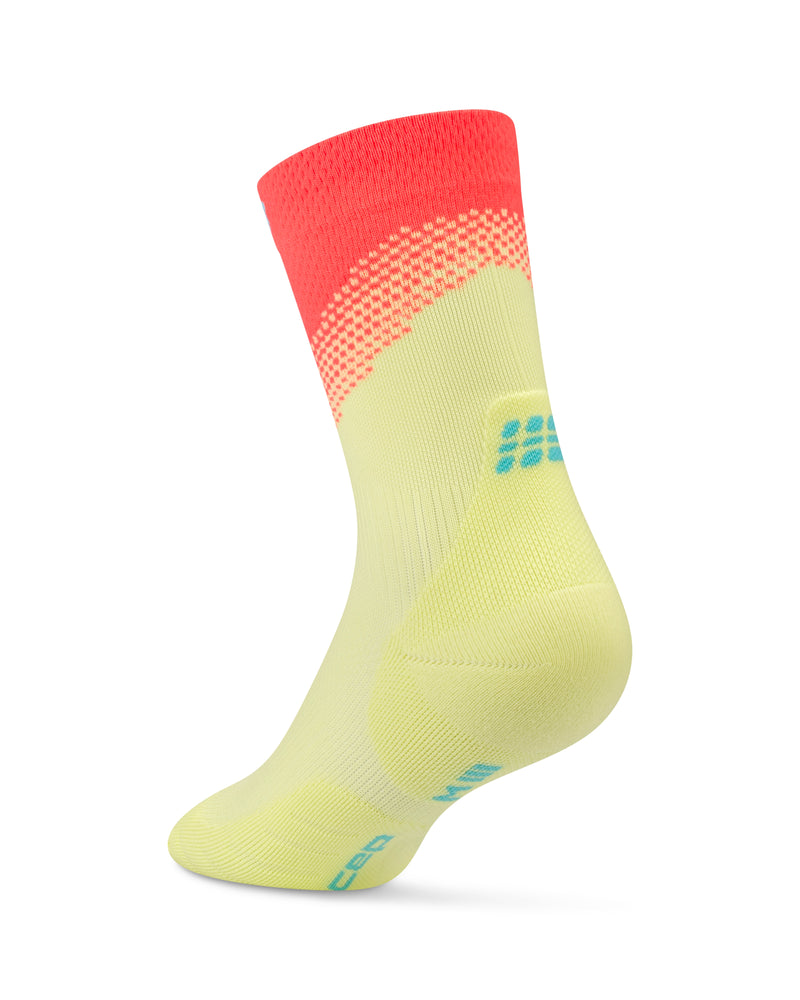 Laden Sie das Bild in Galerie -Viewer, {The Run Compressions Socks Mid Cut Women
