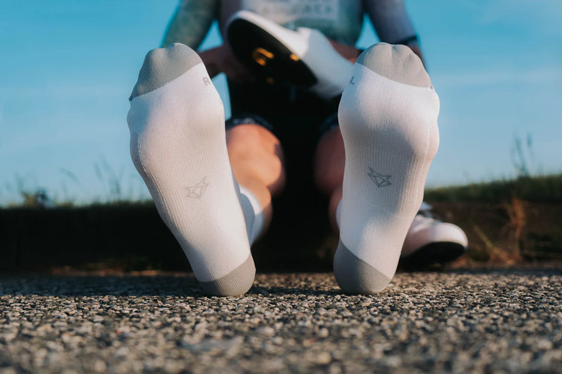 Laden Sie das Bild in Galerie -Viewer, {Ultralight Pure Socks White
