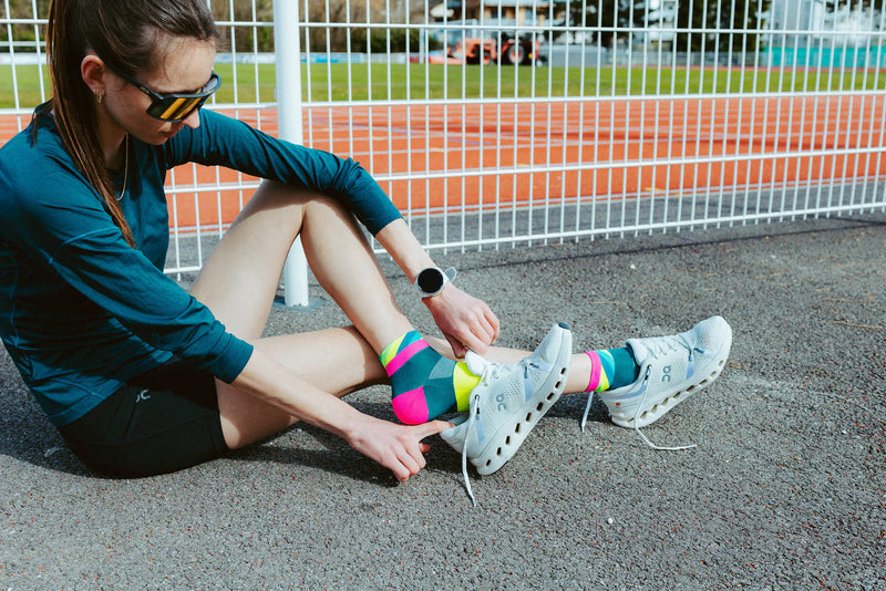 Laden Sie das Bild in Galerie -Viewer, {Ultralight Strides Short Petrol Pink
